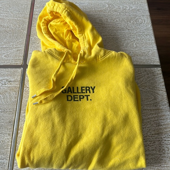 Gallery Department Hoodie. Yellow. Size Small